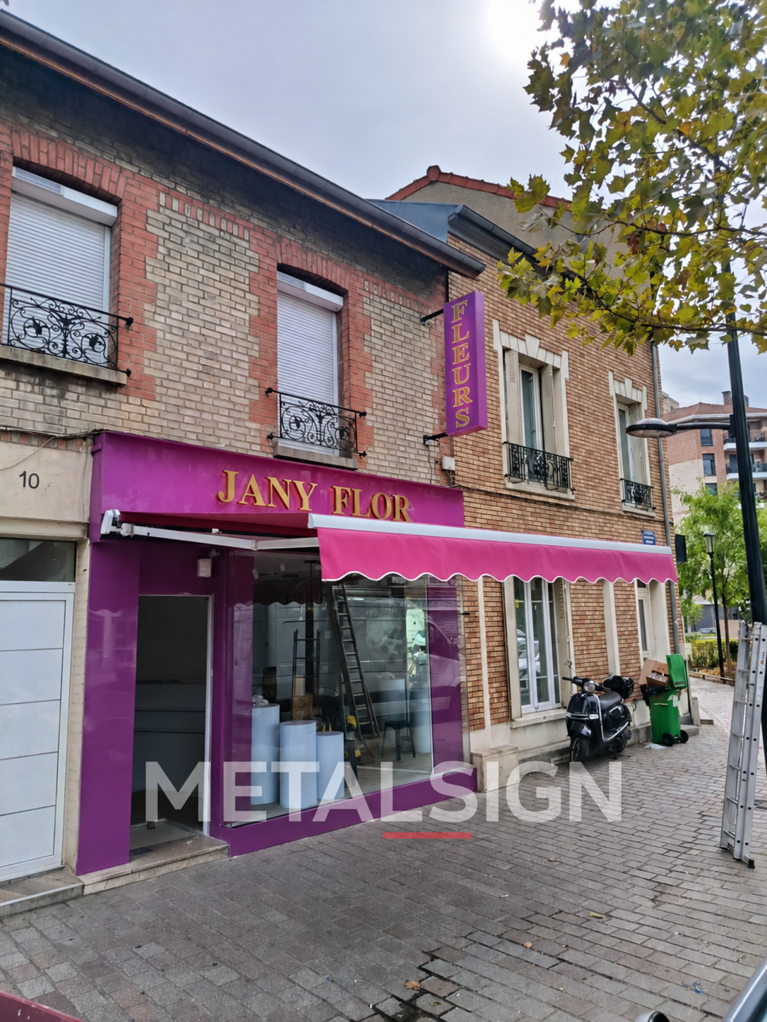 Enseigne lumineuse et store banne pour JANY FLOR à Alfortville Devanture JANY FLOR à Alfortville avec enseigne lumineuse, enseigne drapeau et store banne réalisés par METALSIGN